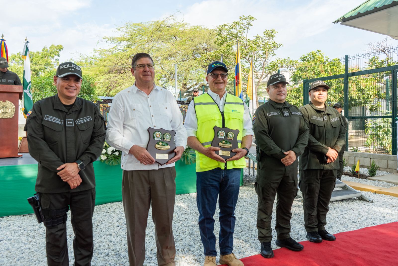 LA POLICIÁ NACIONAL ANTINARCÓTICOS RECONOCE AL PRESIDENTE DEL PUERTO DE SANTA MARTA