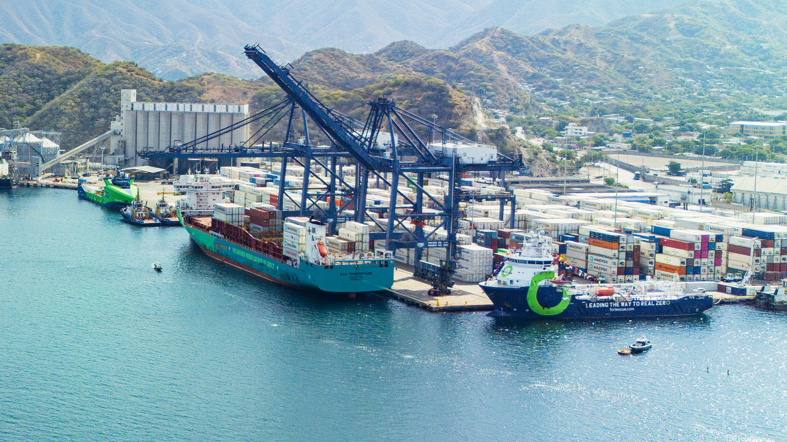 BUQUES QUE CONTRIBUYEN A QUE LAS OPERACIONES EN EL PUERTO DE SANTA MARTA SEAN AMBIENTALMENTE AMIGABLES